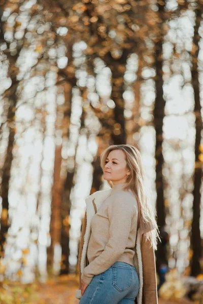 Блондинка Доросла Дівчина Гуляє Осінньому Лісі Прогулянка Лише Свіжому Повітрі — стокове фото