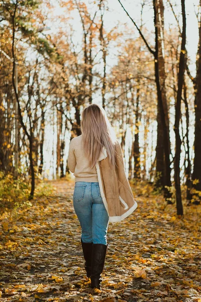 Μια Ξανθιά Ενήλικη Κοπέλα Περπατάει Στο Φθινόπωρο Μια Βόλτα Στον — Φωτογραφία Αρχείου