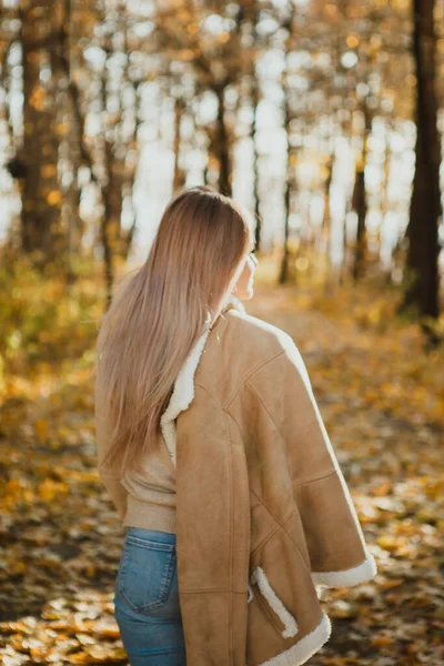 Uma Menina Adulta Loira Caminha Floresta Outono Passeio Livre Sozinho — Fotografia de Stock