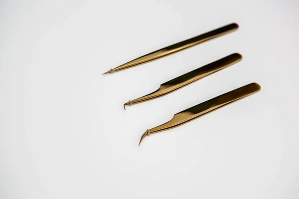 Werkzeuge Für Wimpernverlängerungen Und Augenbrauendesign Kosmetische Pinzette Goldfarbe Auf Weißem — Stockfoto