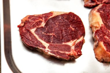 Lezzetli taze kırmızı et biftekleri, pişirmeye hazır.