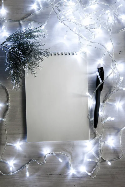 Notatnik Bożonarodzeniowej Girlandzie Gałązką Jodły Srebrnym Kolorze Czarny Długopis Lekkie — Zdjęcie stockowe