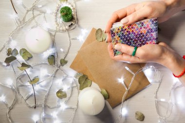 Rusya, 2021 beyaz Noel ışığı, Noel falında kartlar, yeni yıl için tarot kartları.