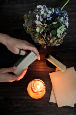 Rusya, 2021 tarot kartı bir mum ışığında karanlık bir arkaplanda.