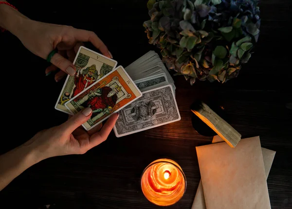 Tarotkaarten Handen Een Donkere Achtergrond Het Licht Van Een Kaars — Stockfoto