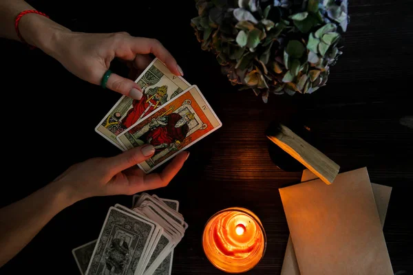 Tarot Kártyák Kezében Egy Sötét Háttér Fényében Egy Gyertya — Stock Fotó