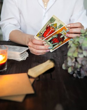 Rusya, 2021 tarot kartı bir mum ışığında karanlık bir arkaplanda.
