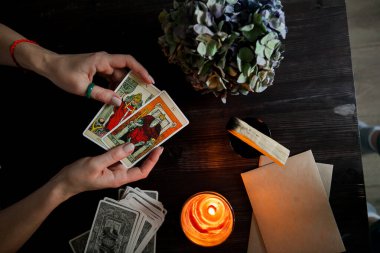 Rusya, 2021 tarot kartı bir mum ışığında karanlık bir arkaplanda.