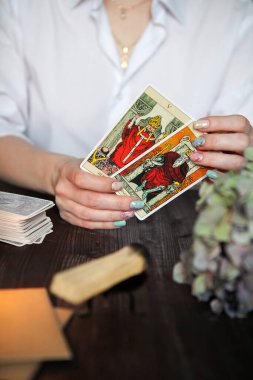 Rusya, 2021 tarot kartı bir mum ışığında karanlık bir arkaplanda.