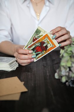 Rusya, 2021 tarot kartı bir mum ışığında karanlık bir arkaplanda.