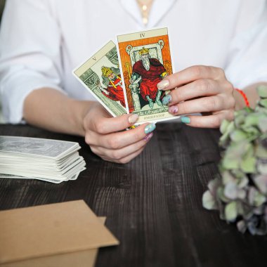 Rusya, 2021 tarot kartı bir mum ışığında karanlık bir arkaplanda.