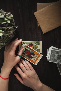 Rusya, 2021 tarot kartı bir mum ışığında karanlık bir arkaplanda.