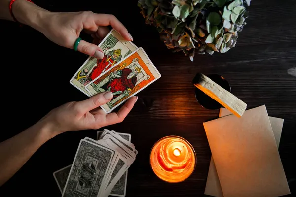 Tarot Kártyák Kezében Egy Sötét Háttér Fényében Egy Gyertya — Stock Fotó