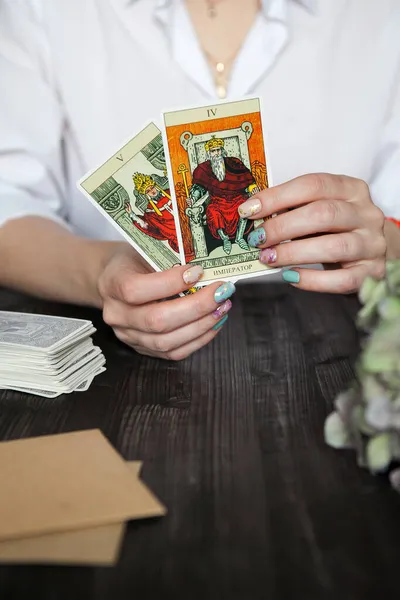 Oroszország 2021 Tarot Kártyák Kezében Sötét Háttérrel Egy Gyertya Fényében — Stock Fotó