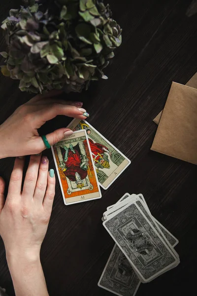 Oroszország 2021 Tarot Kártyák Kezében Sötét Háttérrel Egy Gyertya Fényében — Stock Fotó