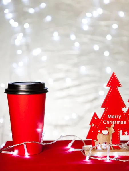 Rote Papiertasse Kaffee Umgeben Von Weihnachtsdekorationen Auf Weihnachtsbeleuchtung Bokeh Hintergrund — Stockfoto