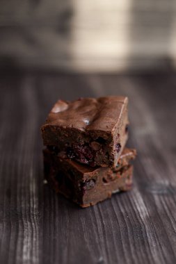 Kekin üzerine koyu bir arka planda kakao serpilmiş.