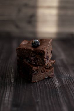 Kekin üzerine koyu bir arka planda kakao serpilmiş.