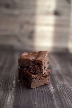 Kekin üzerine koyu bir arka planda kakao serpilmiş.