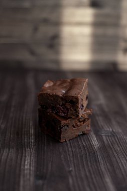 Kekin üzerine koyu bir arka planda kakao serpilmiş.