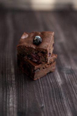 Kekin üzerine koyu bir arka planda kakao serpilmiş.