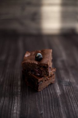 Kekin üzerine koyu bir arka planda kakao serpilmiş.