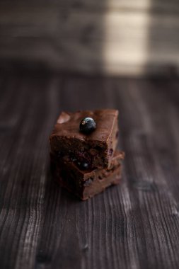 Kekin üzerine koyu bir arka planda kakao serpilmiş.