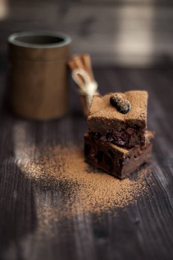 Koyu arkaplanda taze böğürtlenlerle süslenmiş kek.