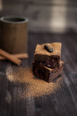 Koyu arkaplanda taze böğürtlenlerle süslenmiş kek.