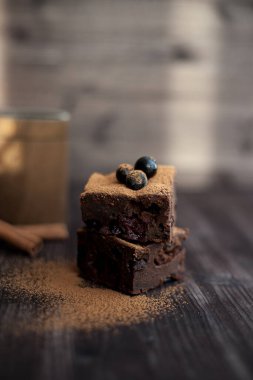 Koyu arkaplanda taze böğürtlenlerle süslenmiş kek.