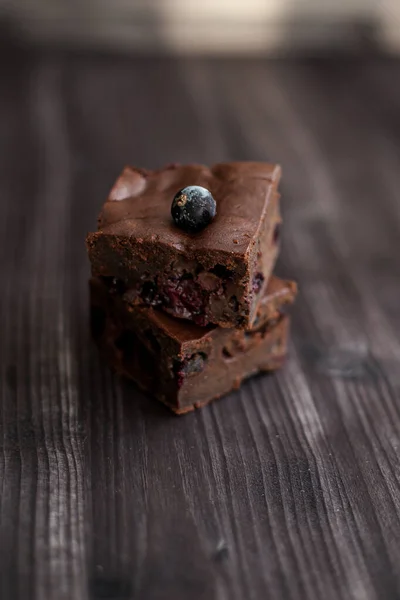 Brownie Cake Sprinkled Ground Cocoa Dark Background — Foto de Stock