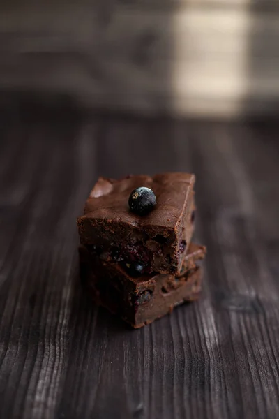 Pastel Brownie Espolvoreado Con Cacao Molido Sobre Fondo Oscuro — Foto de Stock