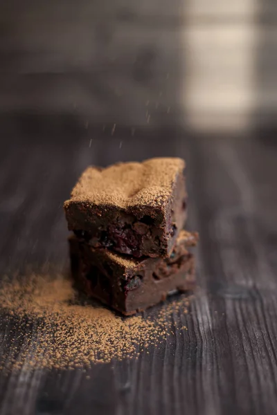 Brownie Tårta Beströdd Med Marken Kakao Mörk Bakgrund — Stockfoto