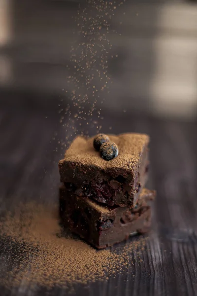 Brownie Cake Dark Background Decorated Fresh Berries — Stockfoto