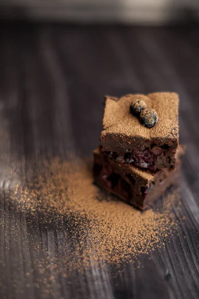 Koyu arkaplanda taze böğürtlenlerle süslenmiş kek.