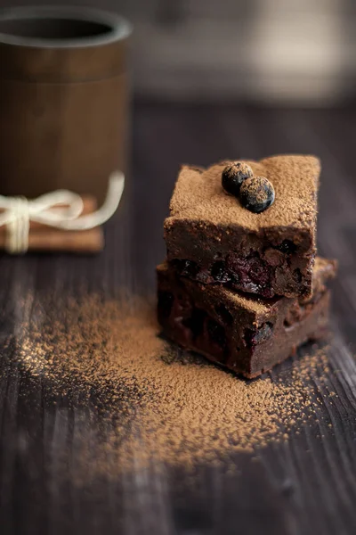 Brownie Cake Dark Background Decorated Fresh Berries — стоковое фото