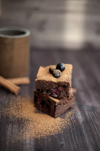 Brownie Cake Dark Background Decorated Fresh Berries — стоковое фото