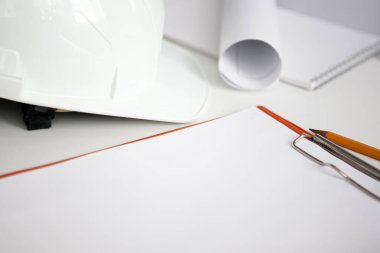 Beyaz arka plan, not defteri ve kalem üzerinde beyaz bir miğfer