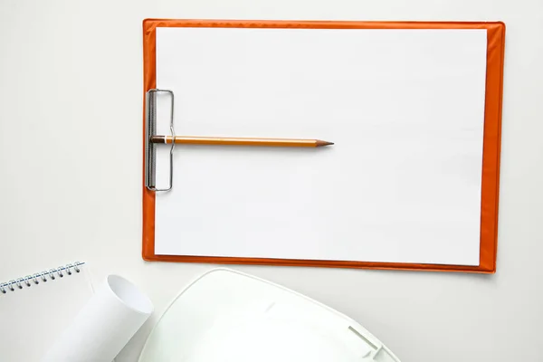 White Constructionhelmet White Background Notepad Pencil — Zdjęcie stockowe