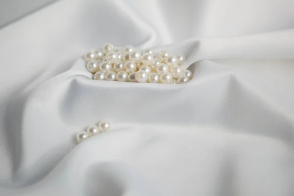 Perlen Und Nadelige Perlen Auf Seide Oder Satin Als Hochzeitshintergrund — Stockfoto