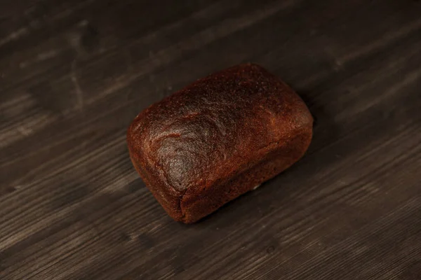 Φρεσκοψημένο Μαύρο Ψωμί Σίκαλης Σκούρο Φόντο Σκούρο Κυκλοθυμικό Φόντο Ελεύθερο — Φωτογραφία Αρχείου