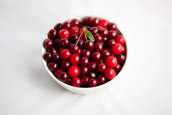 Plato Blanco Con Cereza Roja Sobre Fondo Blanco — Foto de Stock