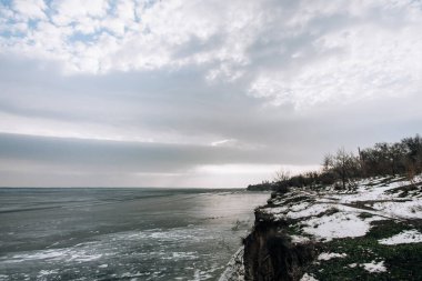 Nehirdeki donmuş su mavi-yeşil buz. Göletli kış manzarası.