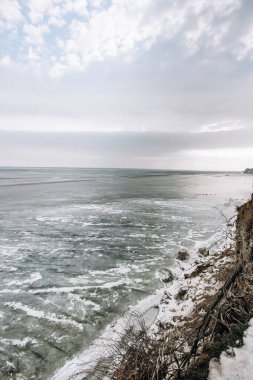 Nehirdeki donmuş su mavi-yeşil buz. Göletli kış manzarası.
