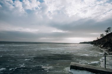 Nehirdeki donmuş su mavi-yeşil buz. Göletli kış manzarası.