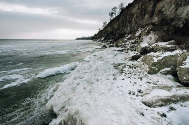 Nehirdeki donmuş su mavi-yeşil buz. Göletli kış manzarası.