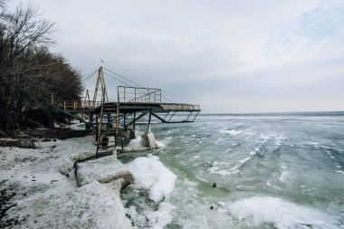 Nehirdeki donmuş su mavi-yeşil buz. Göletli kış manzarası.