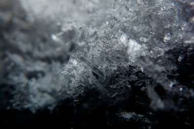 Buz tabakasının soğuk gölgelerindeki kristal dokusunun makro görüntüsü, bir buz örtüsü. Buzsuz teknoloji