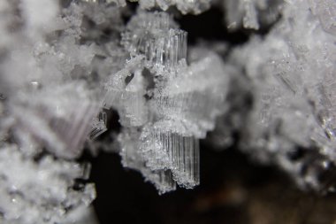 Buz tabakasının soğuk gölgelerindeki kristal dokusunun makro görüntüsü, bir buz örtüsü. Buzsuz teknoloji