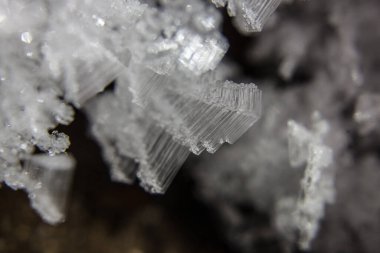 Buz tabakasının soğuk gölgelerindeki kristal dokusunun makro görüntüsü, bir buz örtüsü. Buzsuz teknoloji